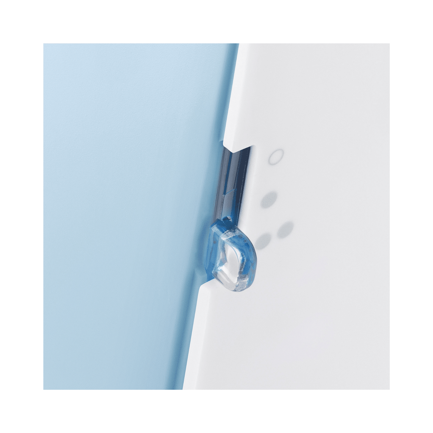 Detailaufnahme des Steba Luftreinigers mit einem blauen Griff und einer weißen Gehäusekante.