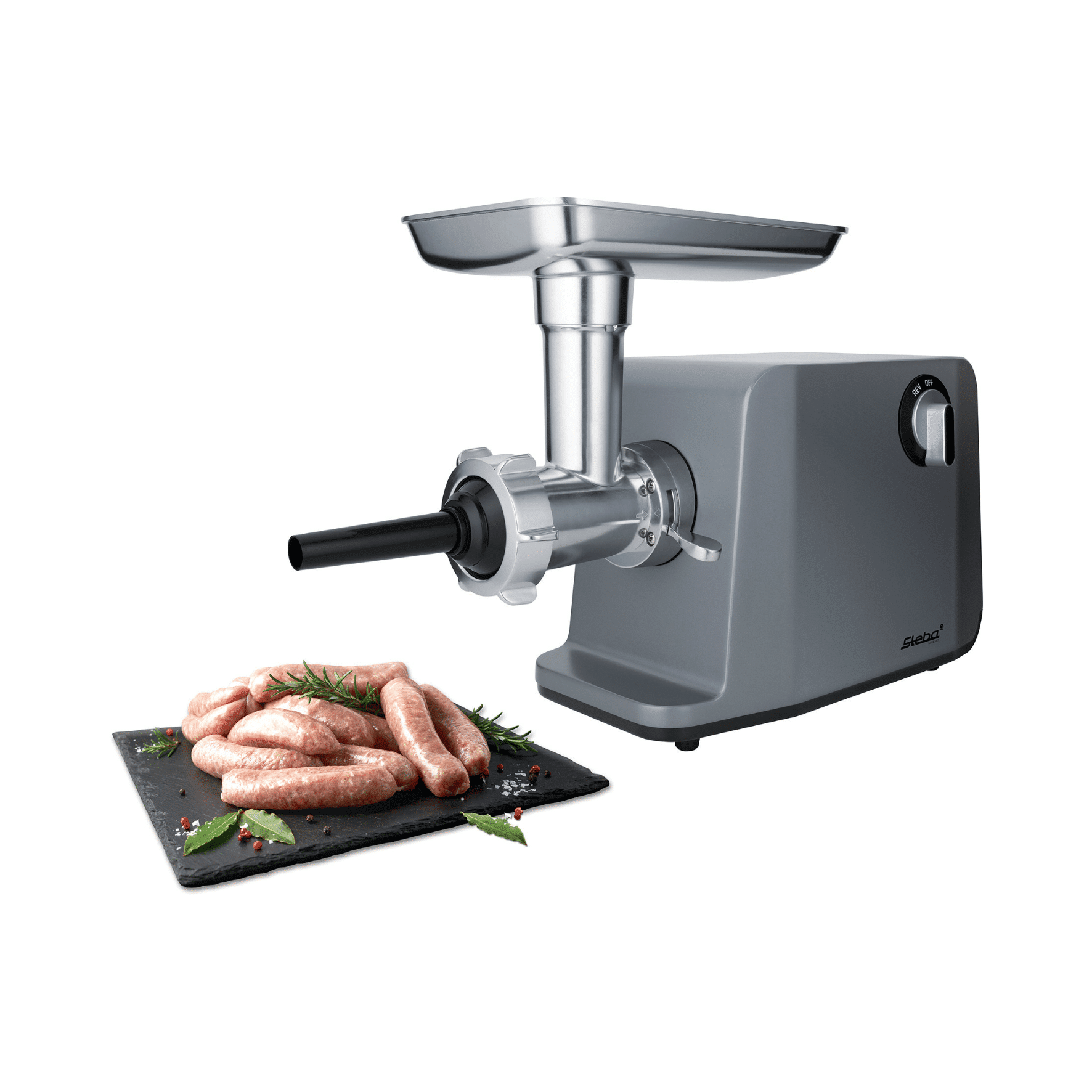 Elektrischer Fleischwolf Steba MG 3000 Pro mit Edelstahlauflage und frischen Würstchen auf einer schwarzen Platte.