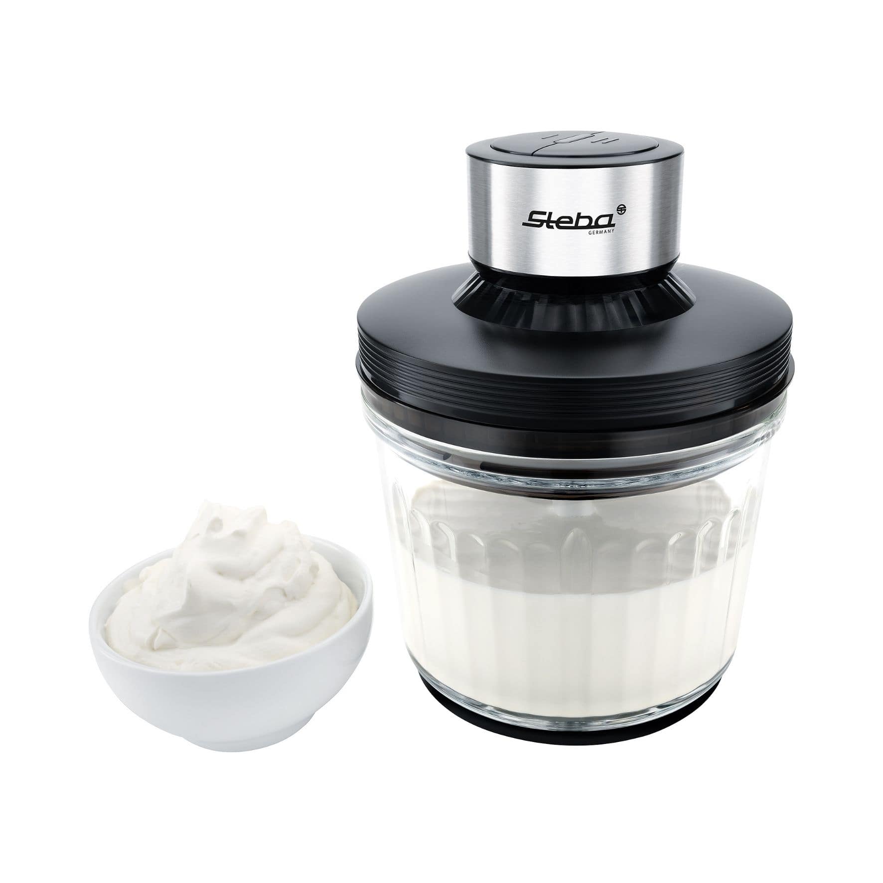 Steba Sahne-Zerkleinerer mit transparentem Glasbehälter und schwarzem Deckel. Neben dem Gerät steht eine Schüssel mit geschlagener Sahne.