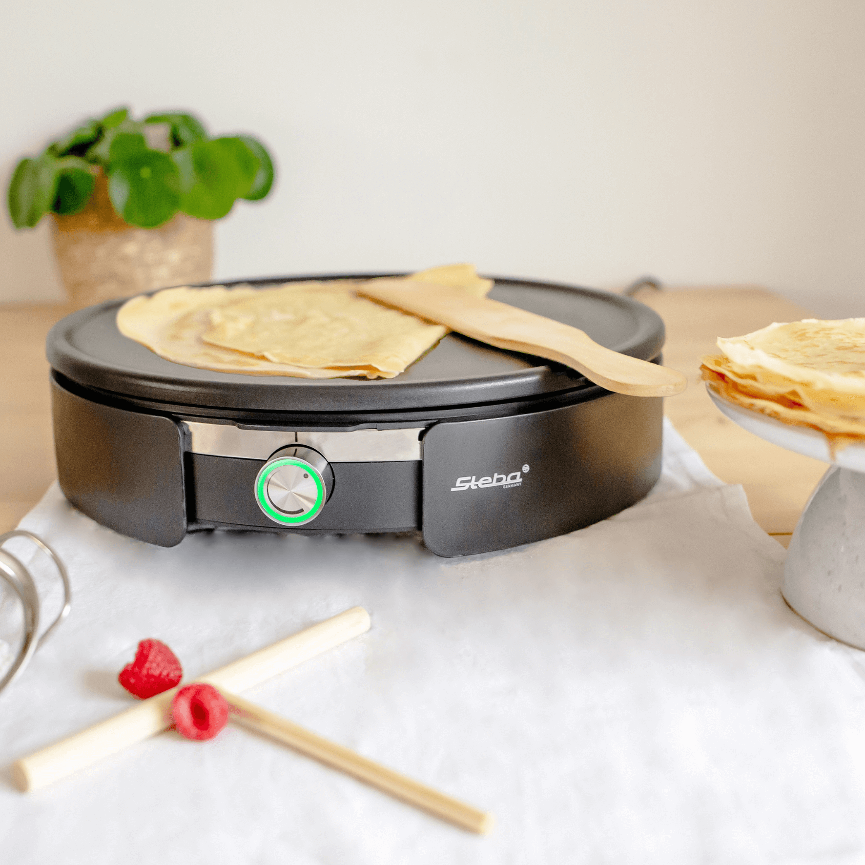 Crepes-Maker von Steba mit runder Kochplatte, Temperaturregler und Holzspatel. Ideal für die Zubereitung von Crepes.
