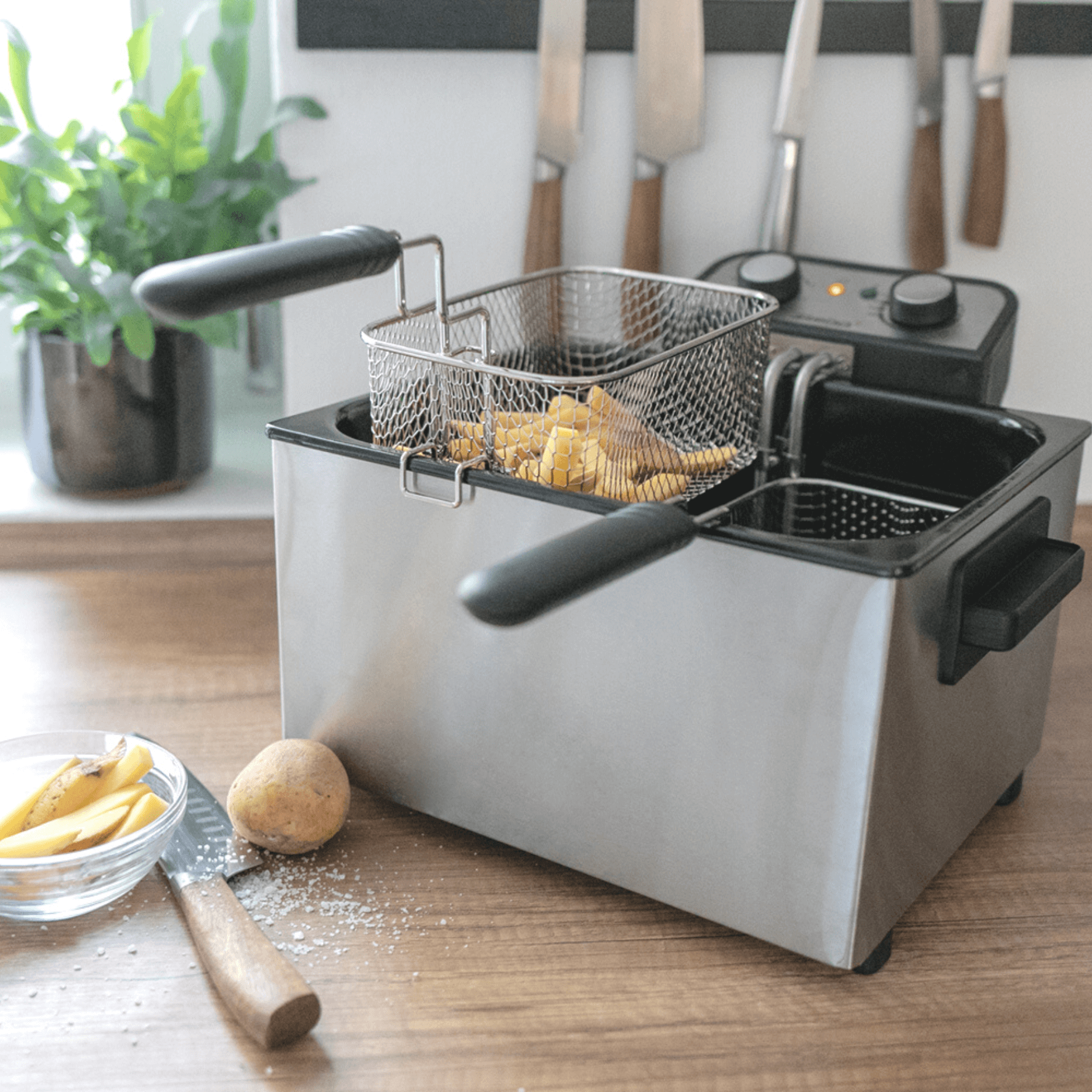 Fritteuse DF300 von Steba mit herausnehmbarer Frittierkorb, Edelstahlgehäuse und Temperaturregler. Kartoffelstücke zum Frittieren.