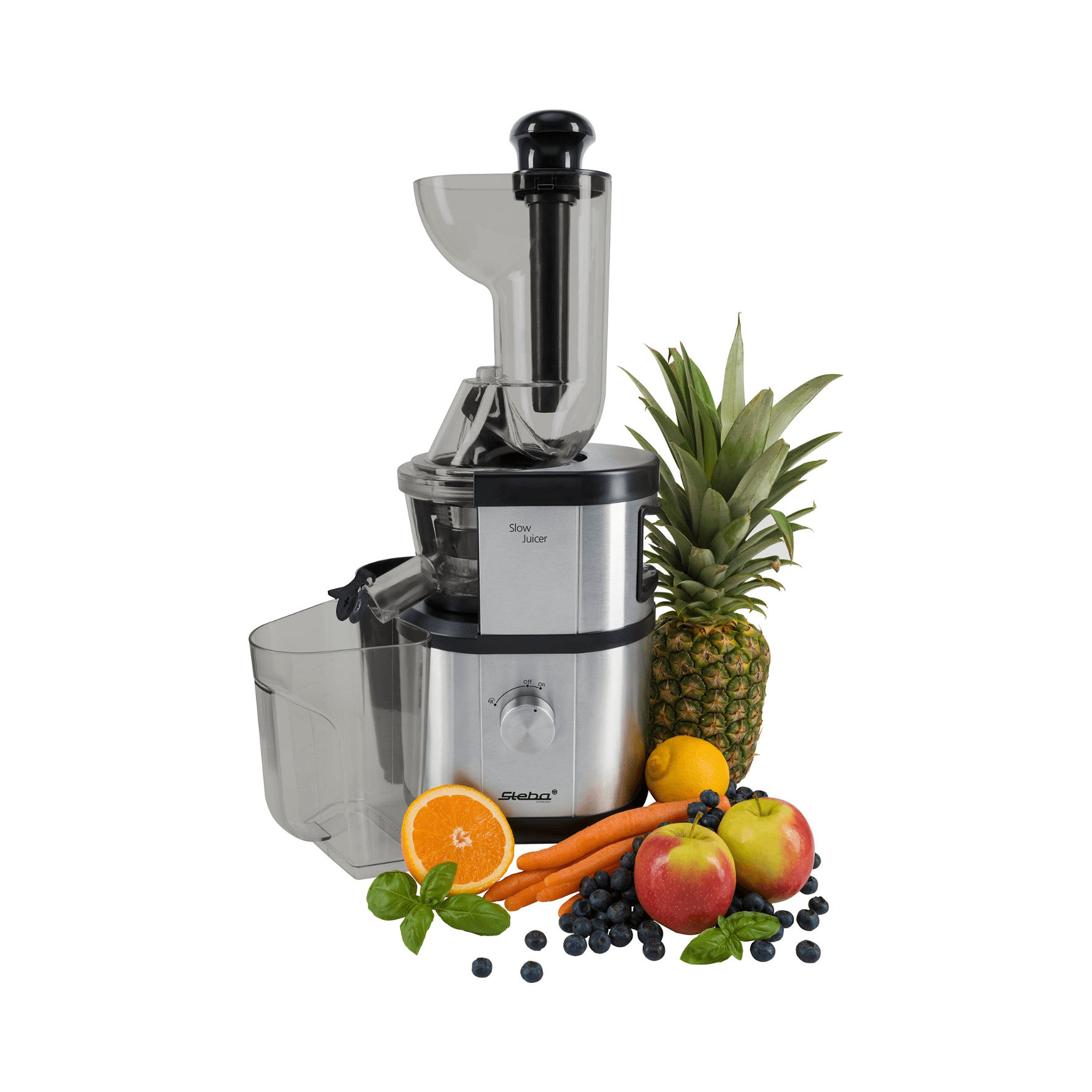 Slow Juicer von Steba mit Edelstahl-Gehäuse, ausgestattet mit einem großen Einfülltrichter und frischem Obst und Gemüse.