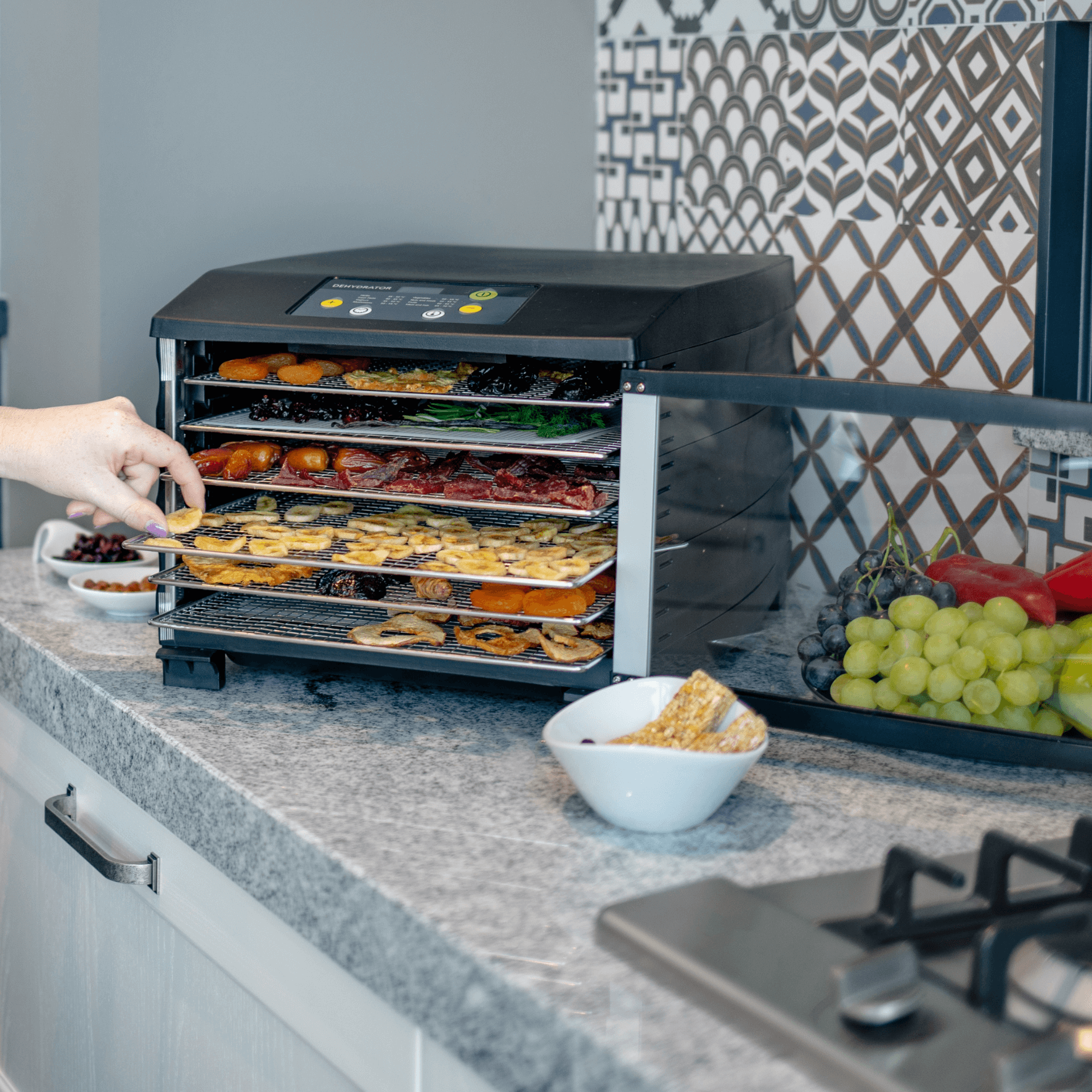 ED6 Dörrautomat von Steba, ausgestattet mit mehreren Einschüben für Trockenfrüchte und Gemüse, auf einer Küchenarbeitsplatte.