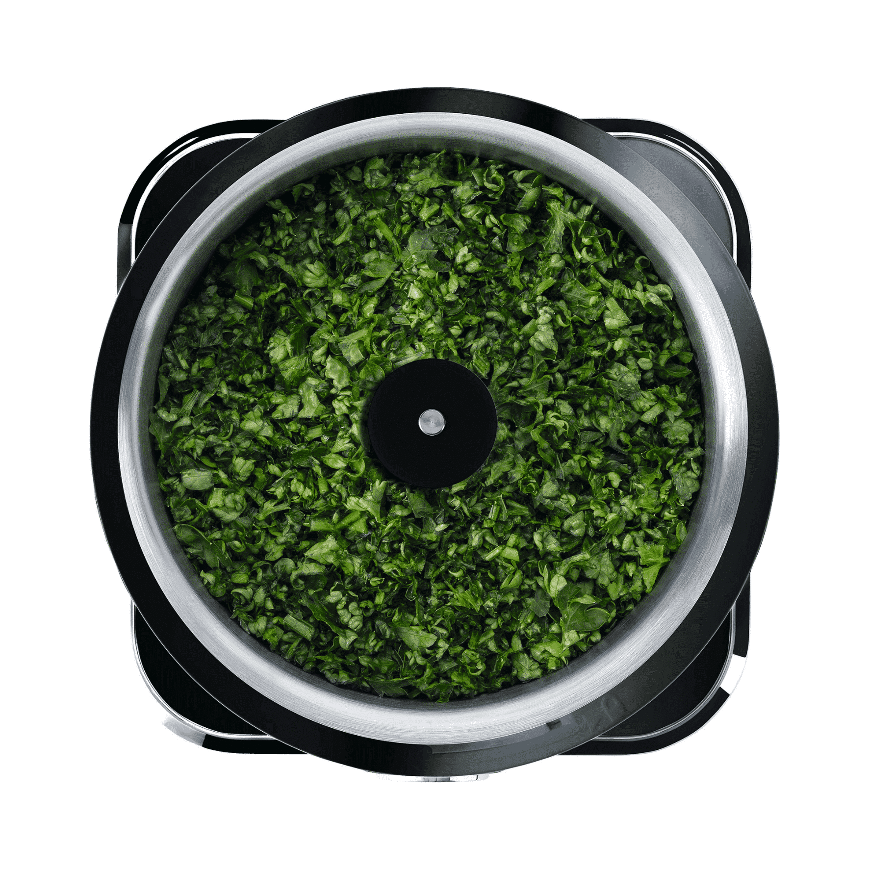 Detailansicht eines elektrischen Zerkleinerers mit gehacktem, frischem Blattgemüse im Behälter.