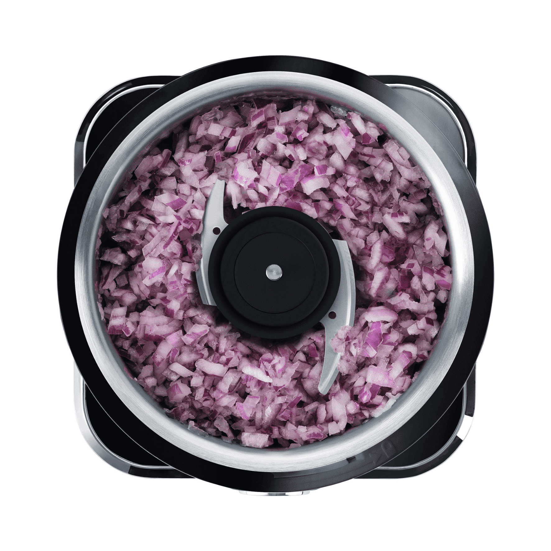 Hochwertiger Küchenzerkleinerer mit rotierenden Klingen, gefüllt mit fein gehackten roten Zwiebeln.