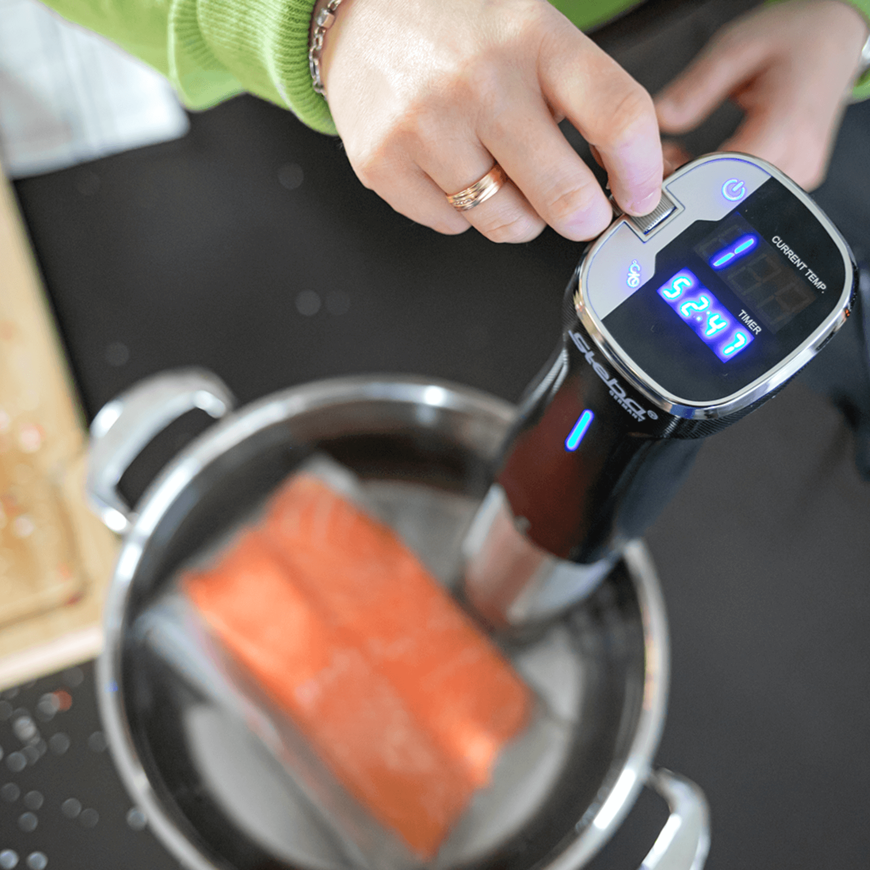 Sous Vide Garer von Steba mit digitaler Anzeige, im Wasserbad mit vakuumiertem Lachs. Temperatur und Timer sind eingestellt.