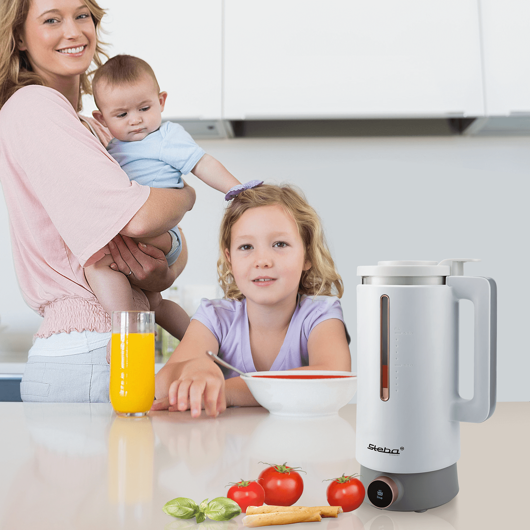 Steba VDM2 Vegan Drink Maker: eleganter Mixer mit transparentem Behälter, ideal für Smoothies und Suppen. Zutaten wie Tomaten und Basilikum im Vordergrund.