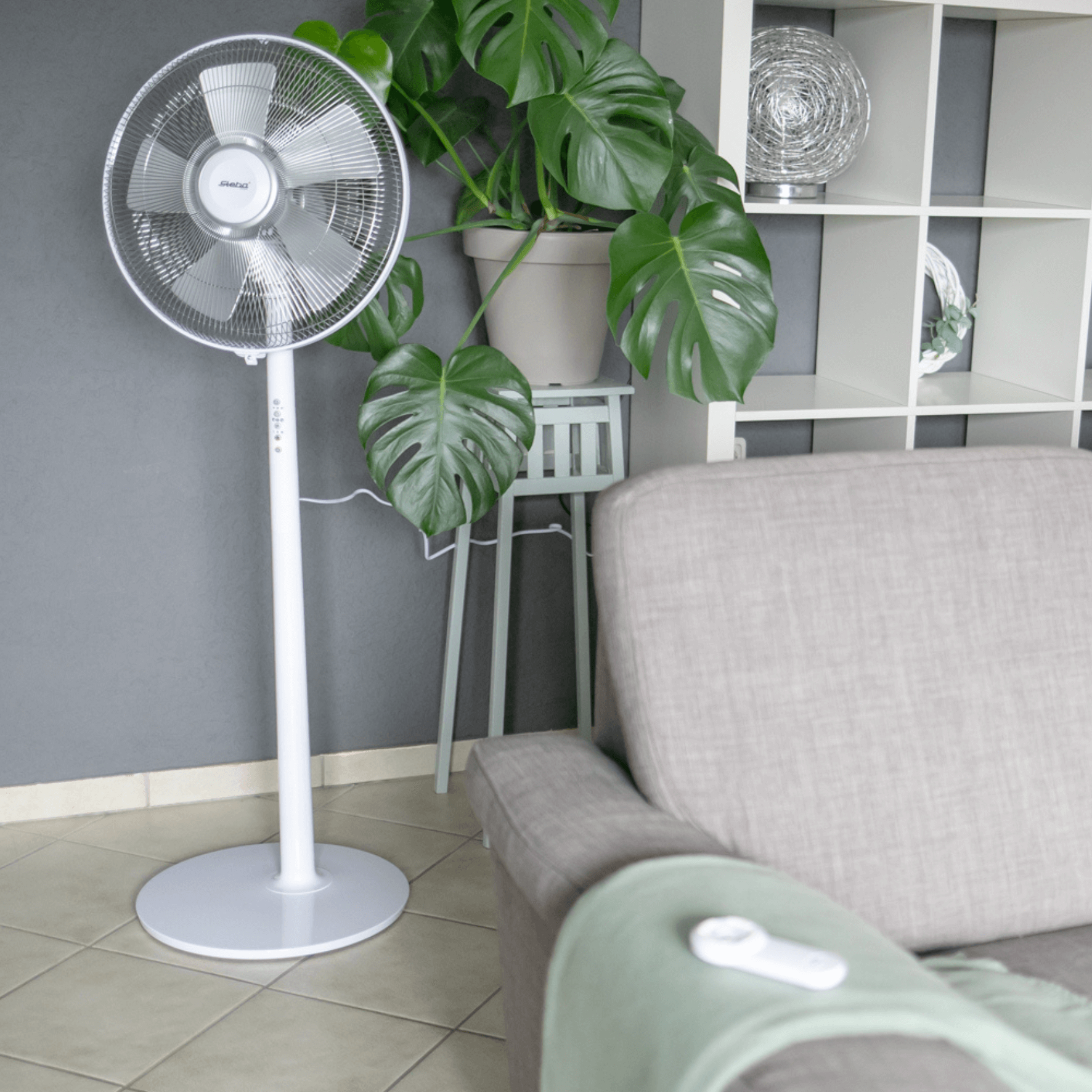 Standventilator von Steba mit stabilem Fuß, verstellbarer Höhe und Fernbedienung, platziert in modernem Wohnraum.