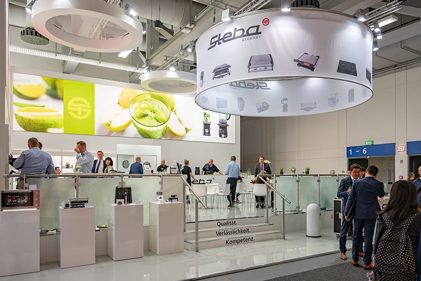 Messestand von Steba mit verschiedenen Elektrogeräten und einer modernen, einladenden Präsentation.