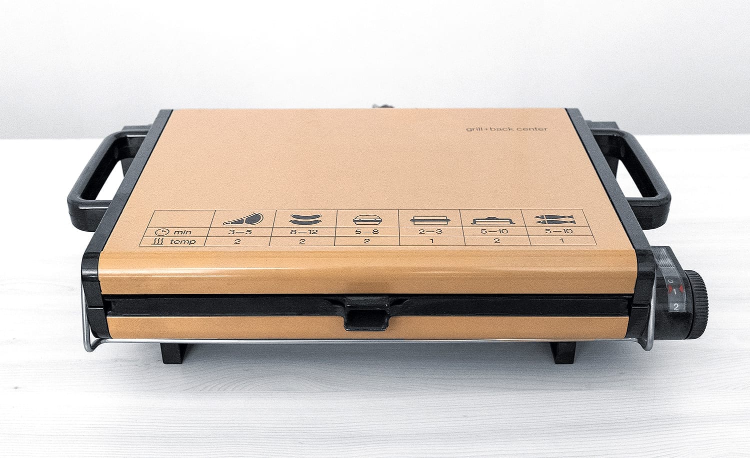 Kontaktgrill mit Temperaturregler und Zeitschaltuhr, geeignet für Fleisch, Würstchen und Sandwiches. Kompakte Bauweise.