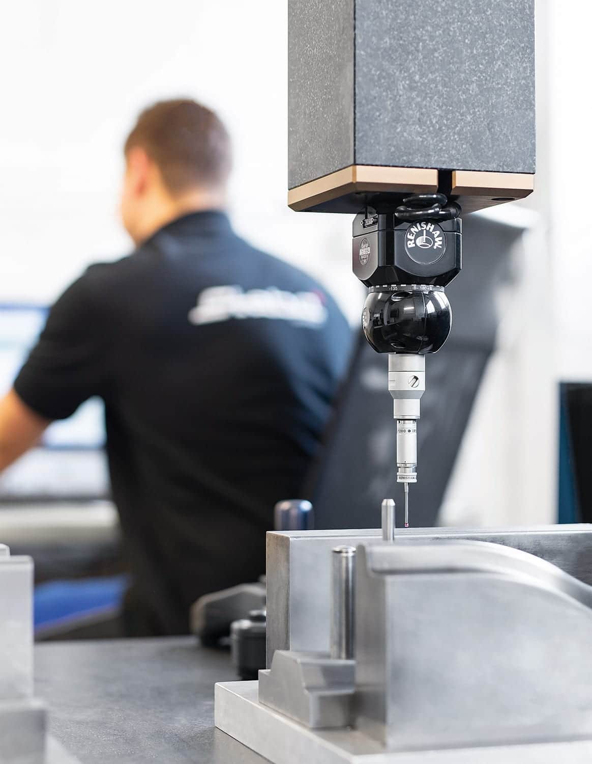 Messgerät von Renishaw in einer technischen Umgebung, fokussiert auf die präzise Messung von Metallteilen.