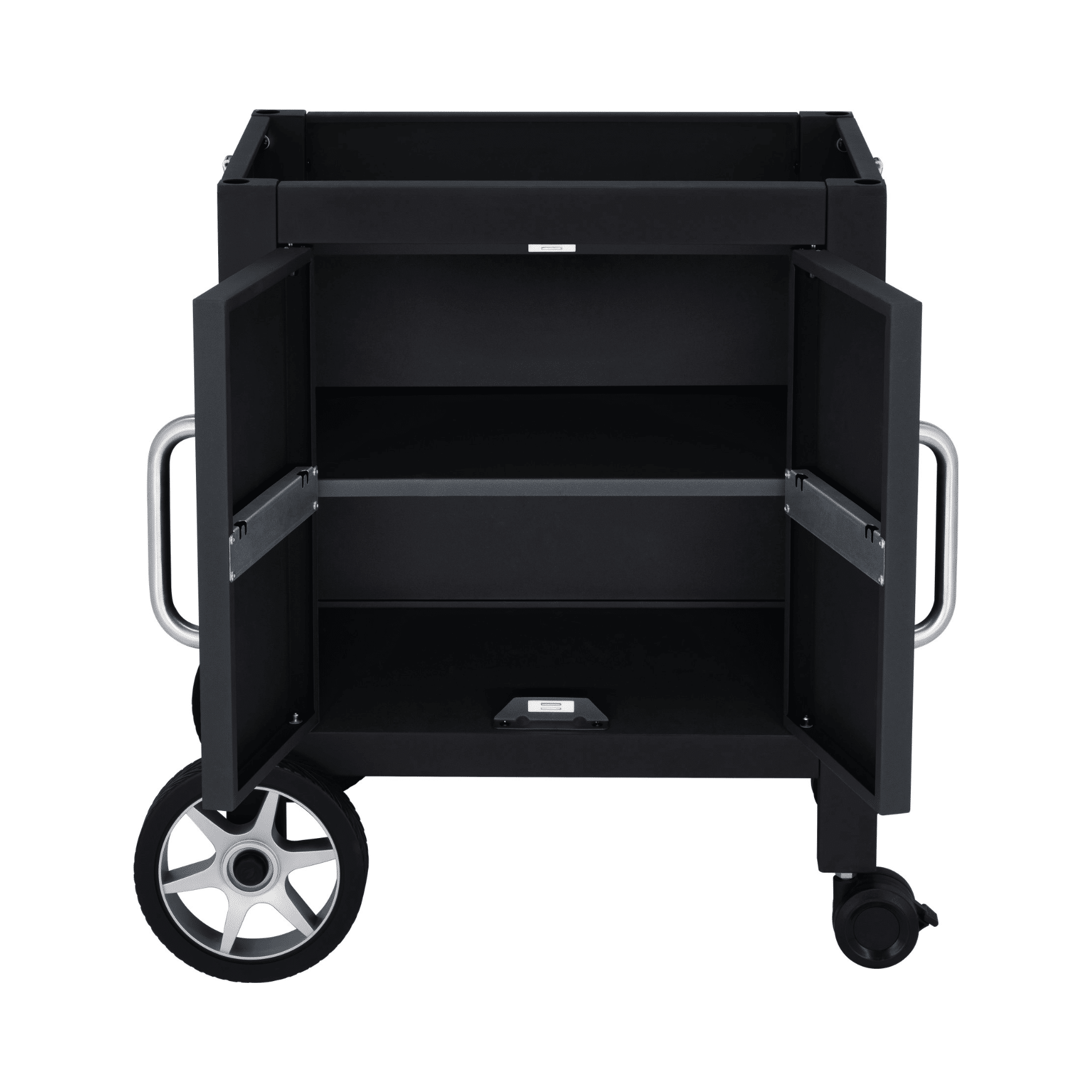 Schwarzer Grillwagen mit zwei offenen Türen und zwei Regalen, ausgestattet mit robusten Rädern für einfache Mobilität.