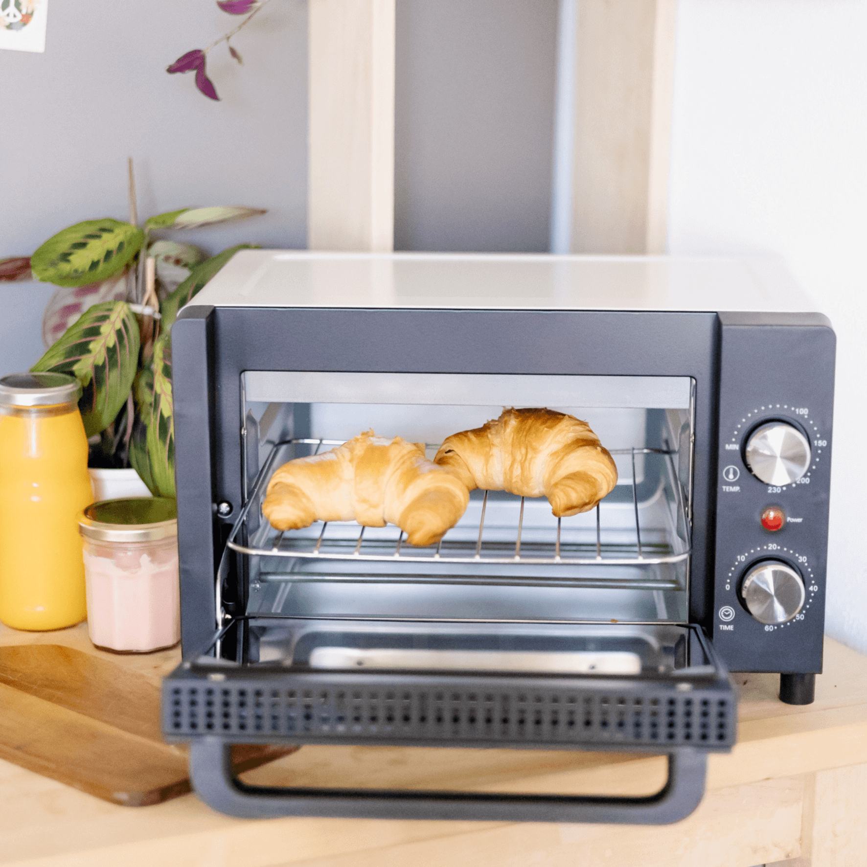 Mini-Backofen Steba mit zwei Croissants auf dem Gitterrost, Temperatur- und Zeitschaltuhr rechts.