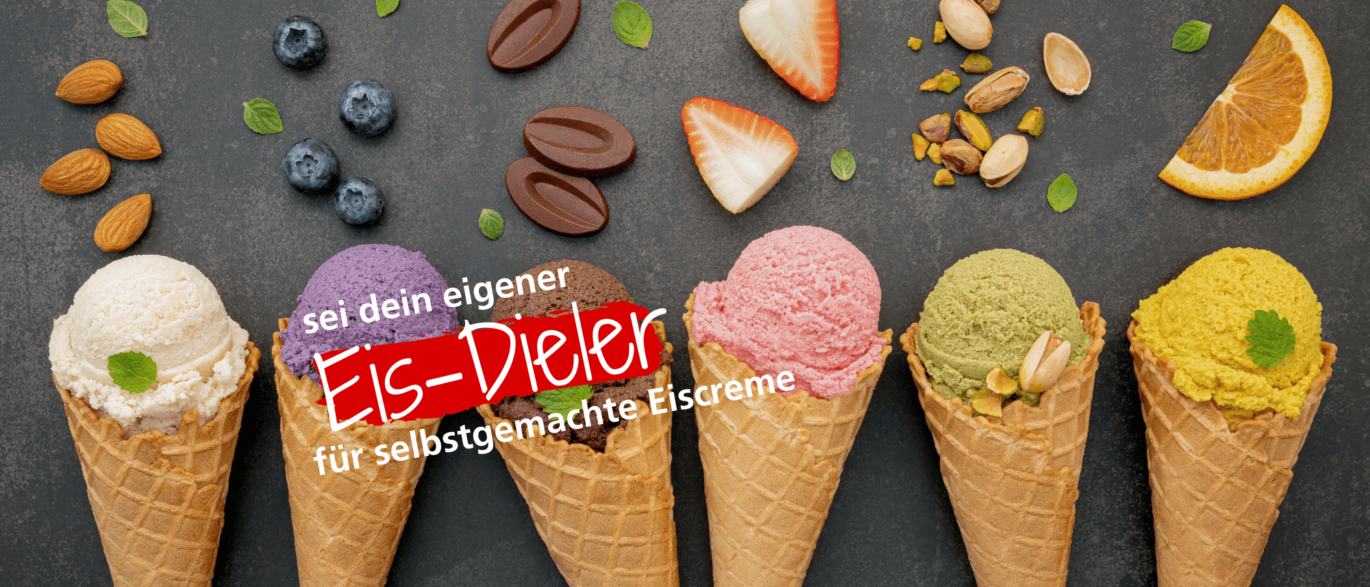 Eiscreme in Waffeltüten: sechs verschiedene Sorten, umgeben von Nüssen, Beeren und Früchten auf einem dunklen Hintergrund.