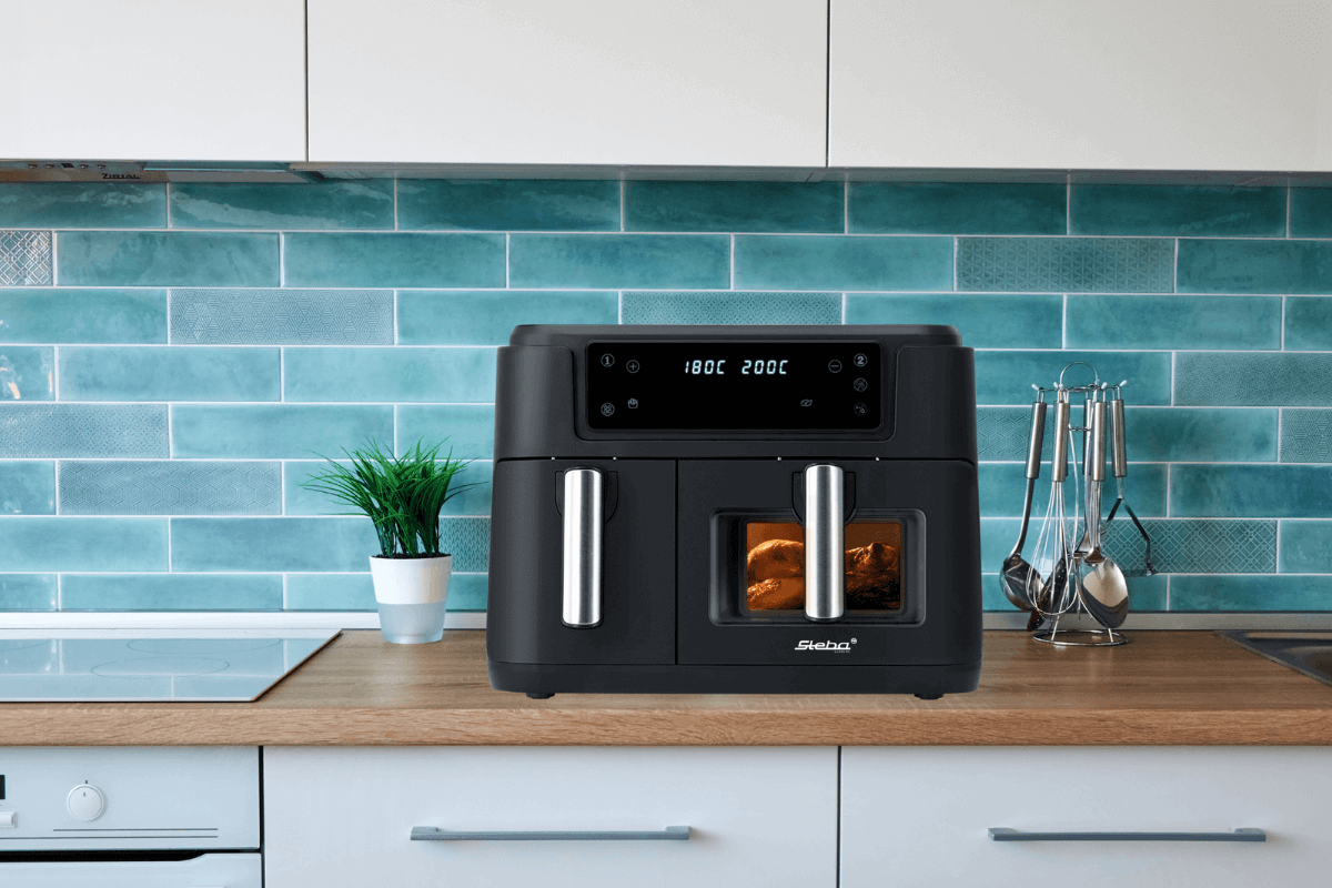 Doppel-Heißluftfritteuse HF 9500 DUO von Steba mit digitalem Display und zwei Frittierkammern in moderner Küche.