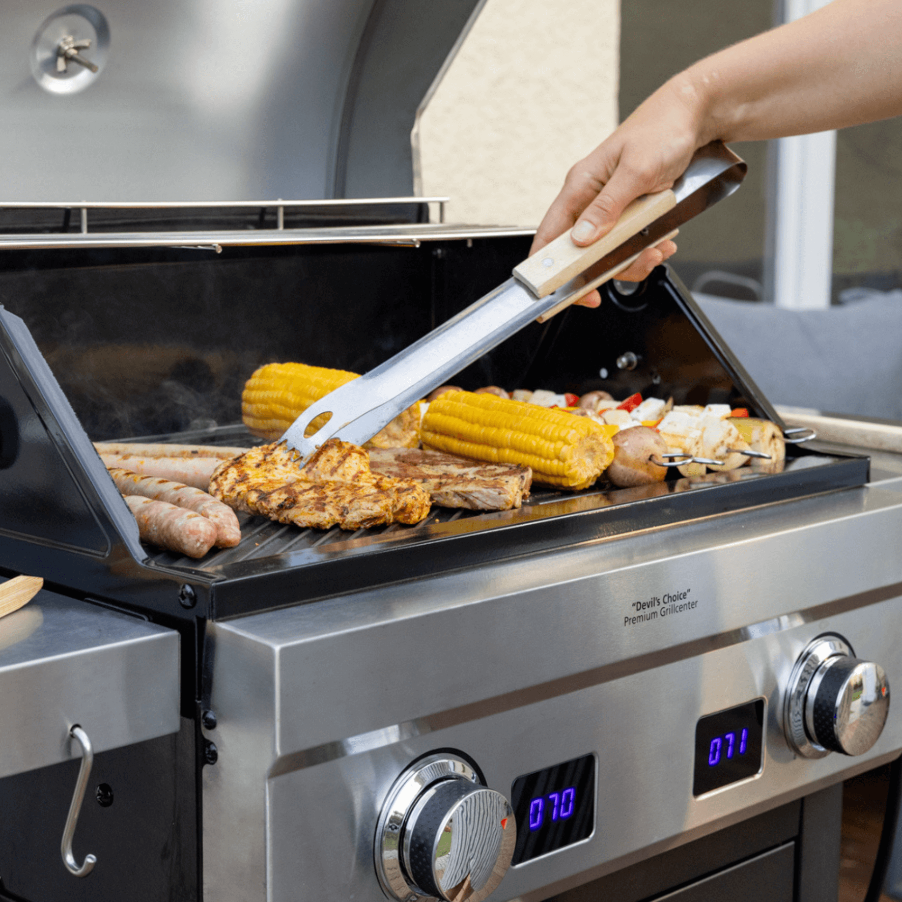 Steba VG7000 BBQ-Grill mit digitaler Temperaturanzeige, Grillgut wie Würstchen, Hähnchen und Gemüse auf dem Rost.
