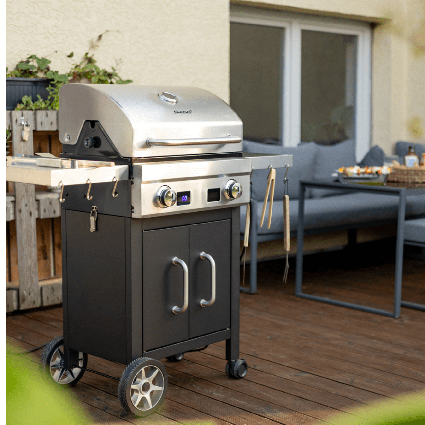 Steba VG7000 BBQ-Grill mit Edelstahl-Oberfläche, zwei Brennern, digitalem Display und Ablageflächen, auf einem stabilen Wagen.