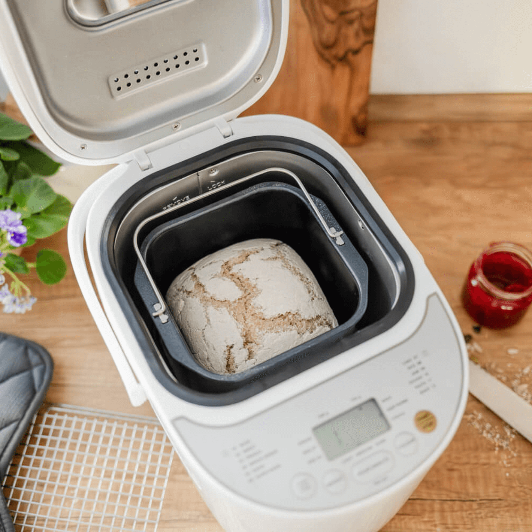 Brotbackautomat von Steba mit einem frisch gebackenen Brot im Innenbehälter und digitalen Bedienelementen.