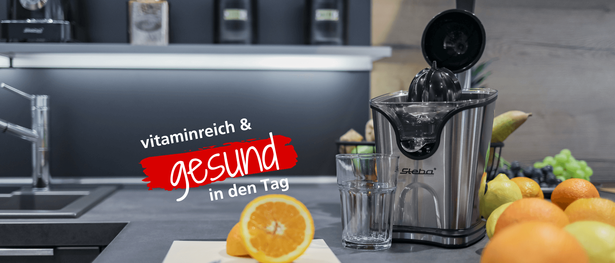 Saftpresse von Steba mit einem Glas und frischen Früchten. Edelstahl-Design, ideal für vitaminreiche Säfte.