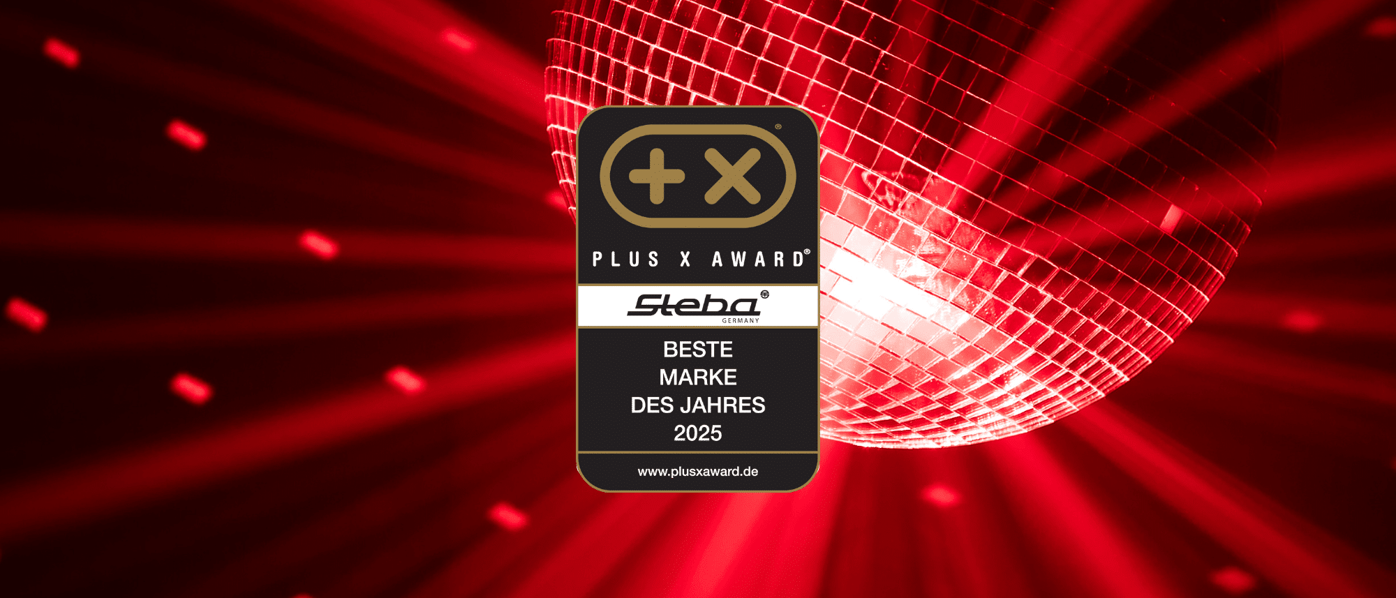 Steba Plus X Award für die beste Marke des Jahres 2025, präsentiert vor einem roten Hintergrund mit Lichtstrahlen.