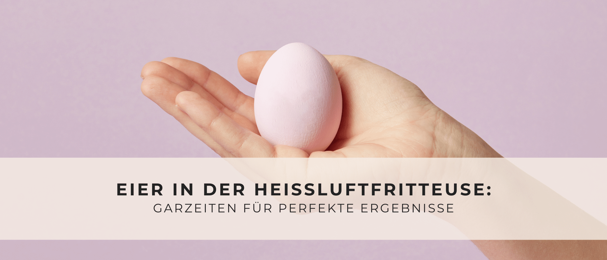 Grafik mit einer Hand, die ein Ei hält. Darunter die Aufschrift ‚Eier in der Heißluftfritteuse: Garzeiten für perfekte Ergebnisse‘.