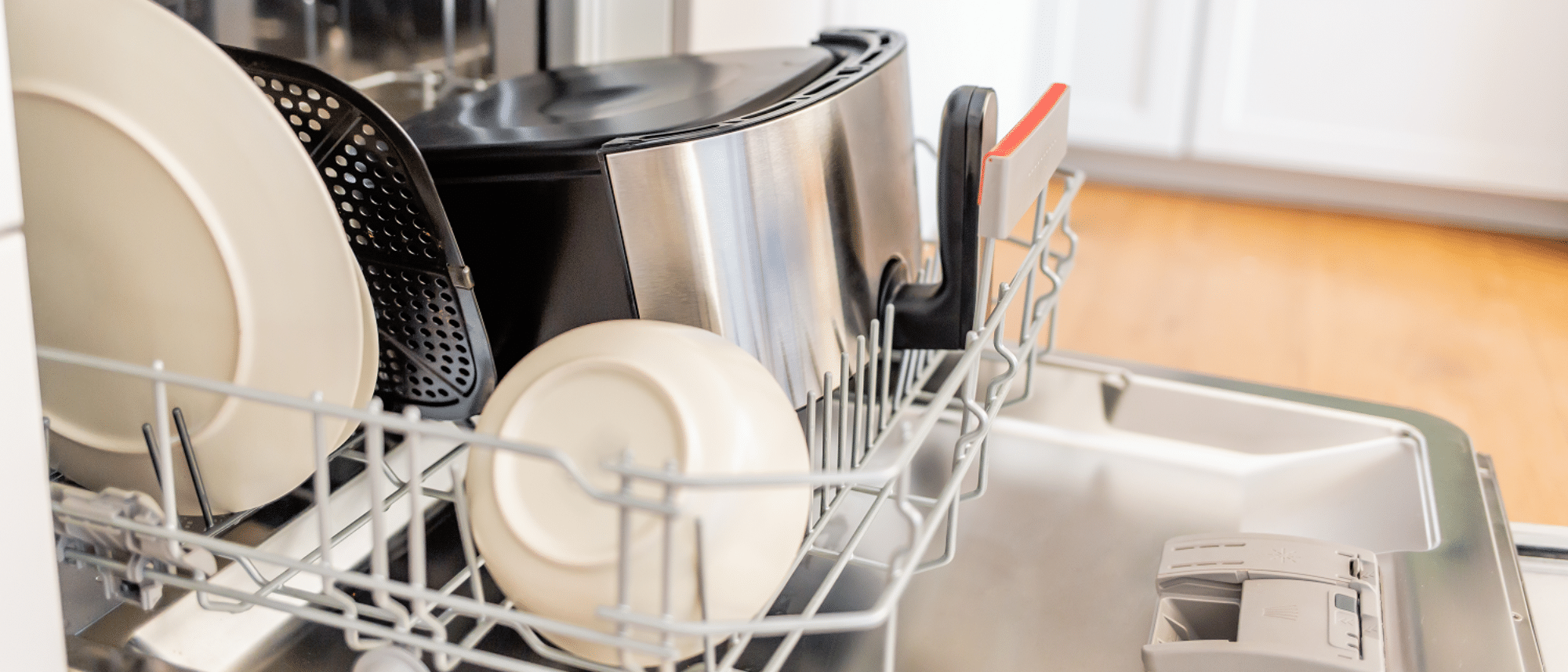 Airfryer-Korb, der in einer Spülmaschine zur Reinigung eingelegt ist.